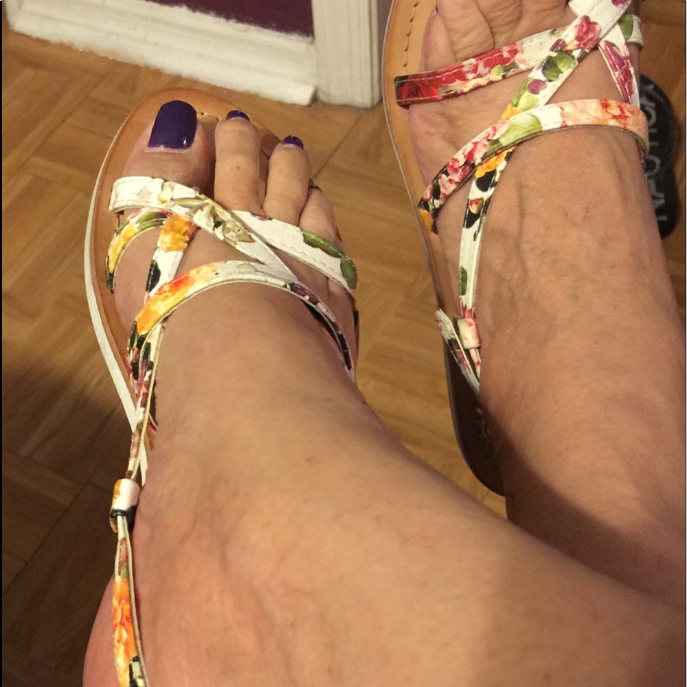 Madden Girl  Cross Straps Sz 6.5 very comfy.